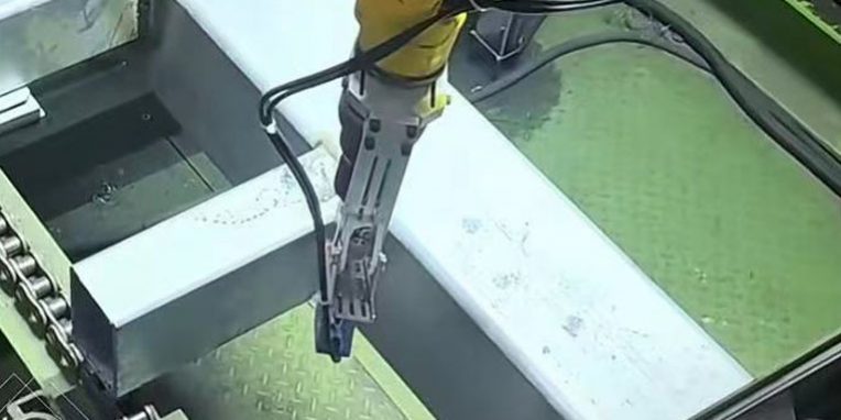 激光焊缝跟踪系统在方管立缝、摆动焊接中的应用